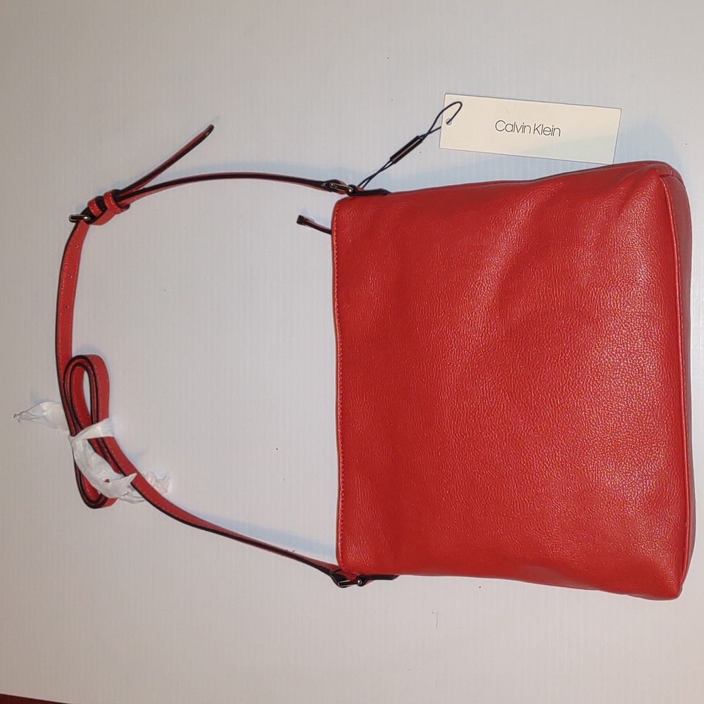 😺CALVIN KLEIN R-q Crossbody Bag in Red - Picture 4 of 12
